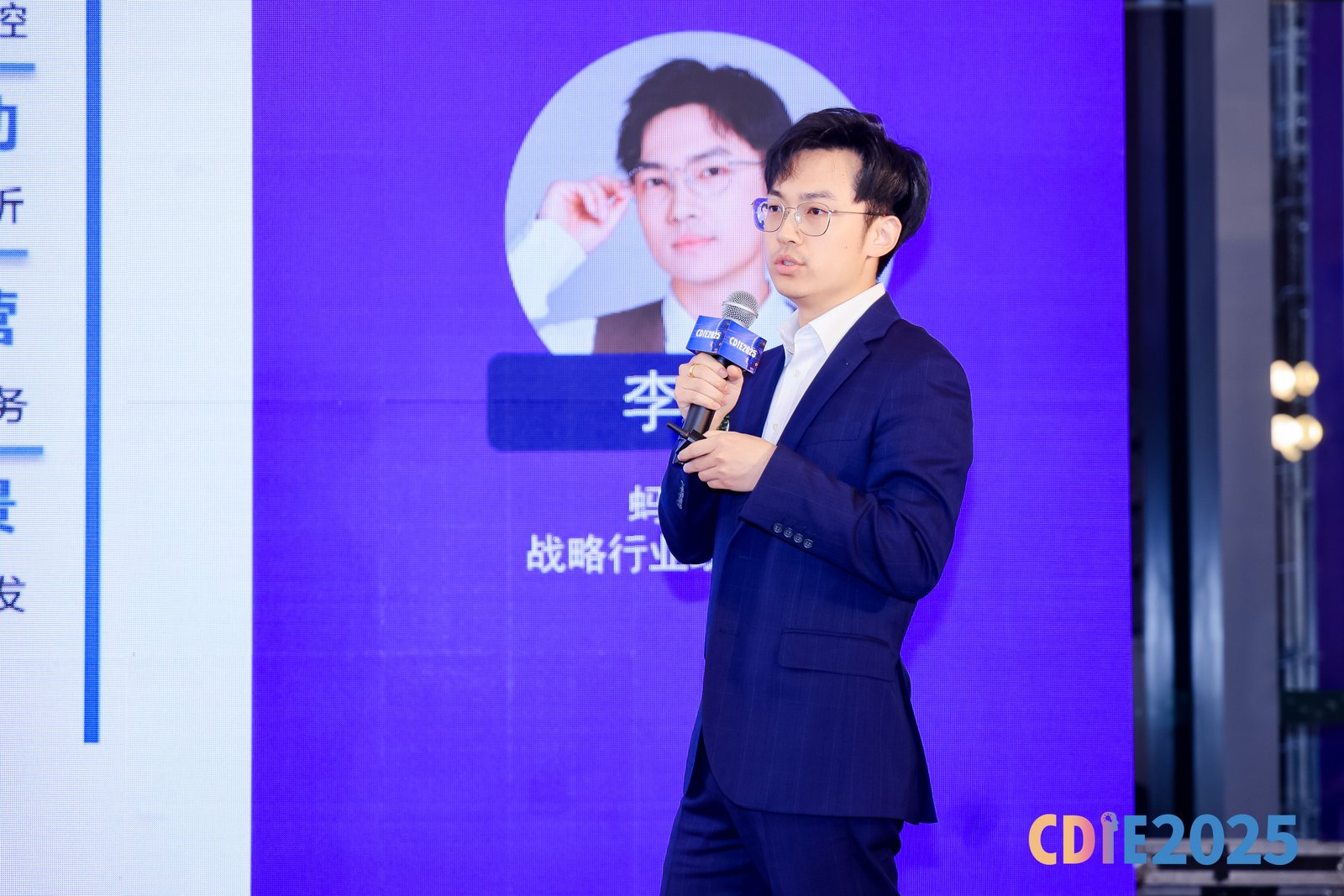 李伟